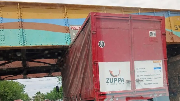 Camionero "calculó mal" y quedó atascado bajo un puente